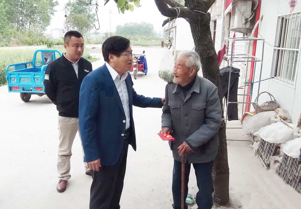 4公司领导走访慰问定点扶贫村贫困村民.jpg