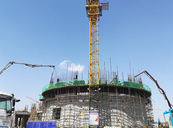 建筑工程一公司承建的山东晋煤明升达造粒塔滑模施工一次试滑成功1.png